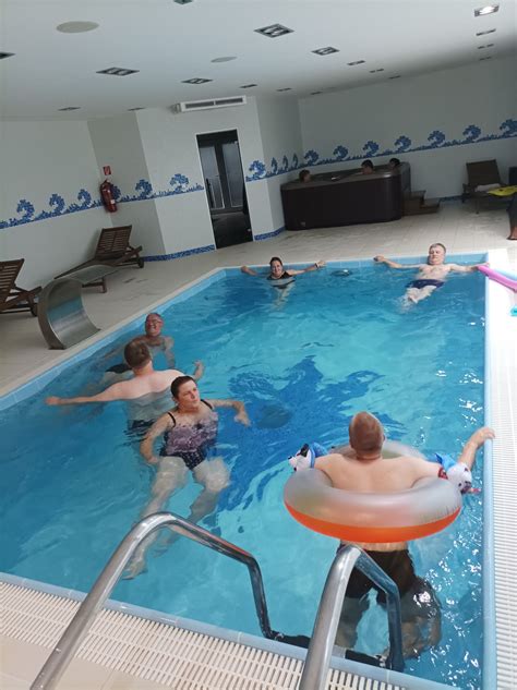 žena pláva v bazéne