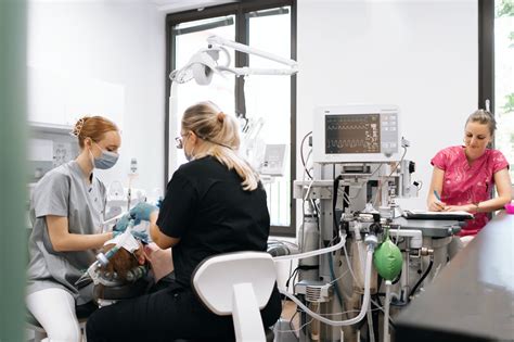 Zena v sede pripravena na aplikaciu spinalnej anestezie