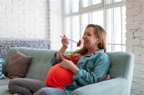 Ilustrácia ženy s nevoľnosťou v tehotenstve