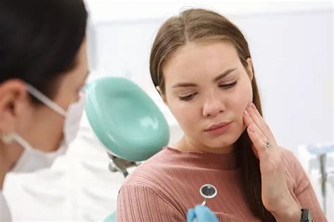 ilustračný obrázok tehotnej ženy s bolesťou zuba