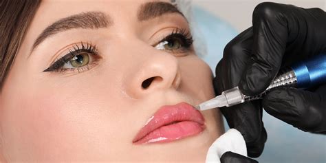 žena aplikujúca permanentný make-up