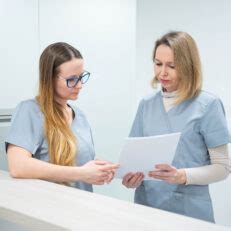 žena konzultujúca s lekárom