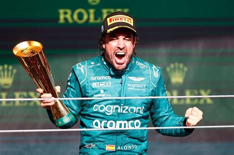 Fernando Alonso v kokpite Aston Martin počas prípravy na sezónu