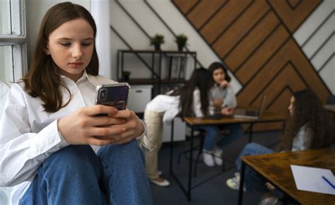 koncept digitálnej izolácie a sociálneho tlaku na mladých ľudí