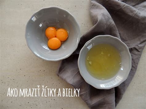 Vaječné žĺtky a bielky na tanieri