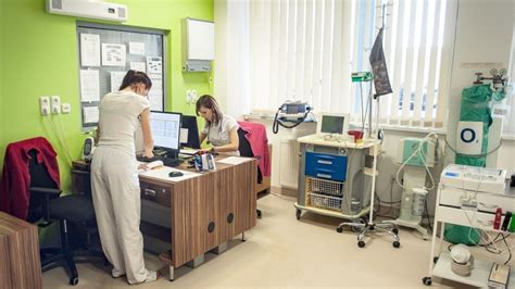 Pár konzultujúci svoje reprodukčné zdravie s odborníkom v modernej ambulancii