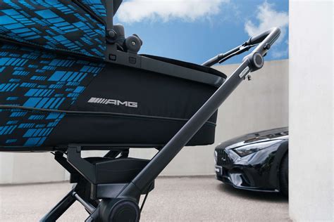 detailné červené prešívanie na kočíku Hartan Mercedes AMG