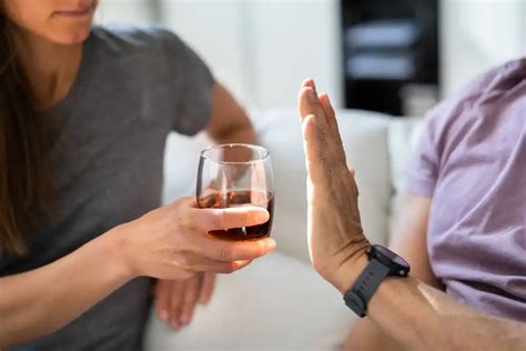 Mladí ľudia a skupinový tlak na konzumáciu alkoholu