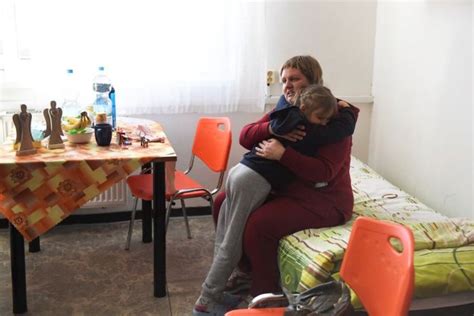 Mladé matky s deťmi v minulosti a dnes