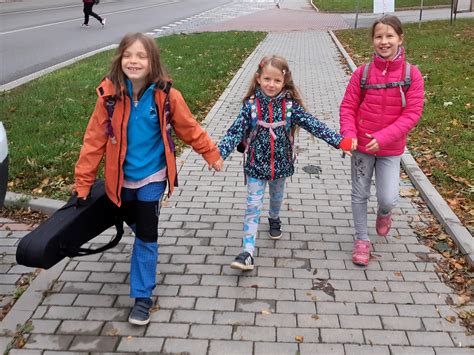 zobrazenie dieťaťa prichádzajúceho do školy s aktovkou
