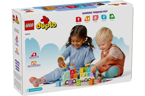 Dieťa skladajúce farebnú stavebnicu LEGO