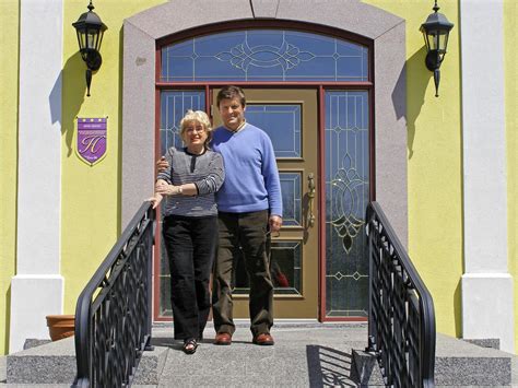 Fotografia šťastného dojčaťa pri jedle