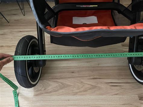 Detailný záber na konštrukciu a kolesá športového kočíka ABC Design Treviso 4