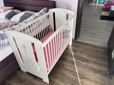 detskú postieľku s rodičom