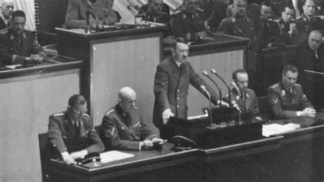 Adolf Hitler pri prejave k nemeckému národu