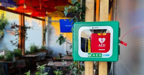 AED prístroj a jeho umiestnenie na verejných miestach