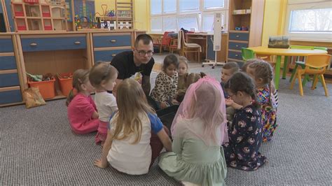 ilustrácia empatického prístupu učiteľa k dieťaťu v škôlke