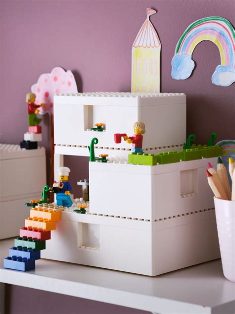 farebná stavebnica Lego na stole v detskej izbe