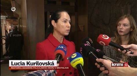 Ikona otáznikov a žiarovky symbolizujúca hľadanie odpovedí