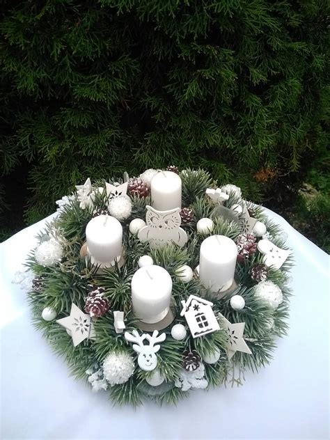 Adventný veniec so zapálenými sviecami