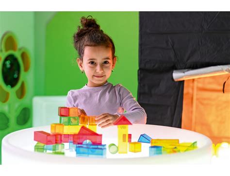 matematický kútik v materskej škole s rôznymi geometrickými stavebnicami