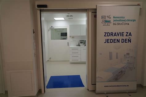 Zobrazenie nemocničného prostredia a moderného prístupu k jednodňovej chirurgii