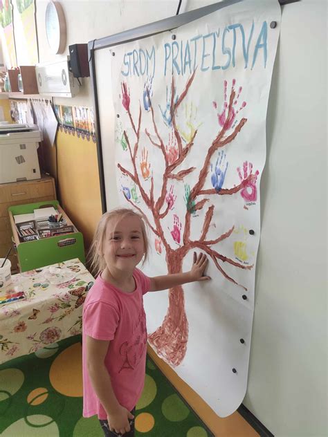 Pedagogička pracujúca s deťmi v triede