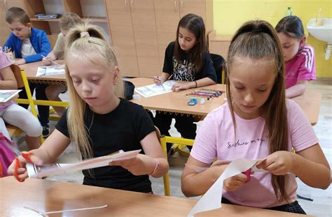 Deti v školskom klube kresliace a tvoriace