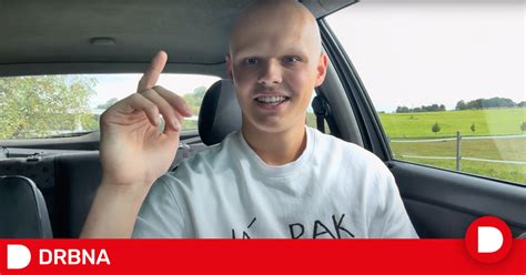Mladý YouTuber pri nahrávaní videa