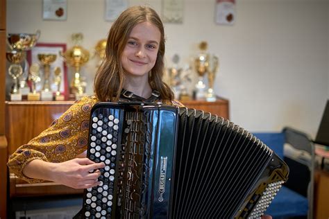 Dieťa hrajúce na menší akordeón v štúdiovej atmosfére