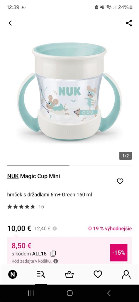 Dieťa učiace sa piť zo slamky v bezpečnom prostredí