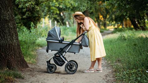 Spokojné dieťa v športovom kočíku počas prechádzky v prírode