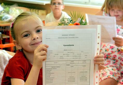 Roztomilé dieťa držiace nálepku ako odmenu za úspešné použitie nočníka