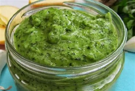 Misku s cícerovou polievkou ozdobenou čerstvou petržlenovou vňaťou