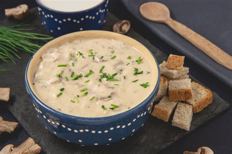 Miska krémovej karfiolovo-špenátovej polievky