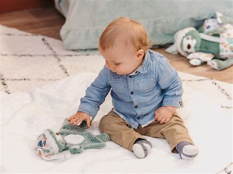 bábätko ležiace na hracej deke počas tummy time