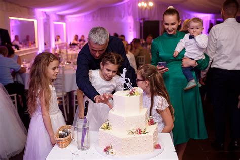 rodina so šťastnými deťmi pri svadobnej hostine