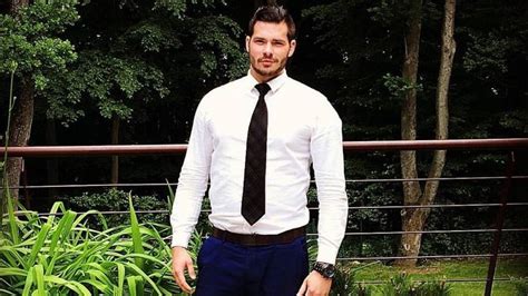 Chlapec v elegantných nohaviciach a košeli