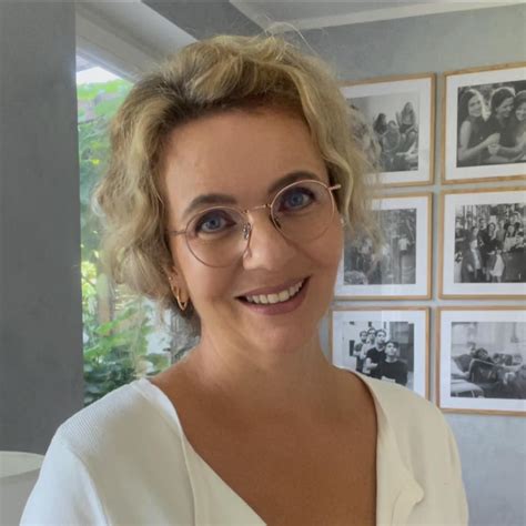 ilustrácia dieťaťa, ktoré komunikuje svoje potreby namiesto škrabania na dvere