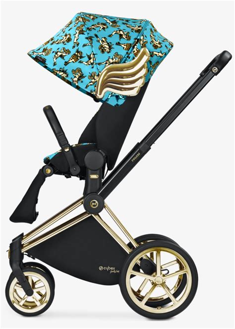 Detail zlatého rámu a kolies s lesklými zlatými lúčmi na kočíku CYBEX Priam Jeremy Scott - Wings