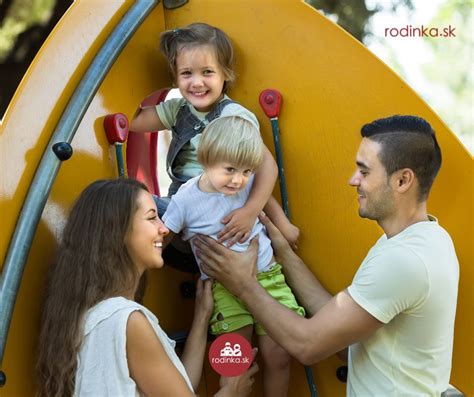 Rodičia s deťmi pri spoločenskej hre
