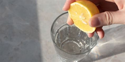 Obrázok zdôrazňujúci hydratáciu, s fľašou vody a citrónom