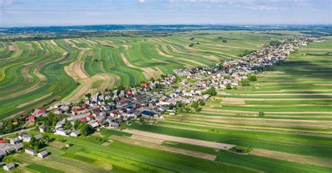 dedina s ľuďmi na ulici