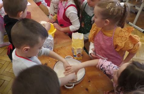 Dieťa s rodičmi ráno, oblečené do školy