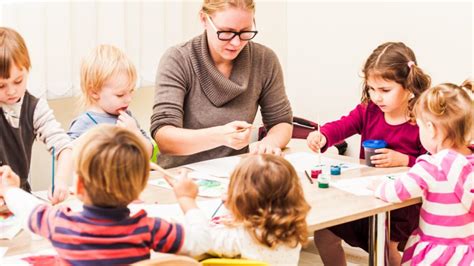 Dieťa rozpráva s učiteľkou