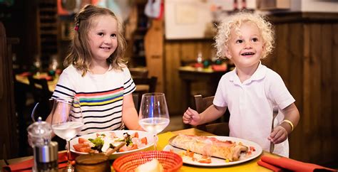 Dieťa sleduje rodiča pri jedle