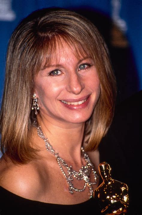 dieťa s farebnou fľašou na vodu