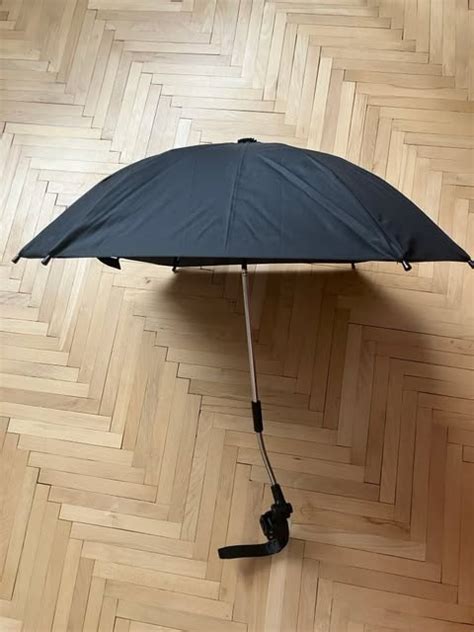 Slnečník pripevnený na kočíku