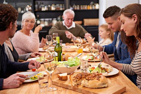 rodina pri spoločnom obede