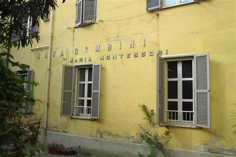Mária Montessori s deťmi v prvom Dome detí (Casa dei bambini)